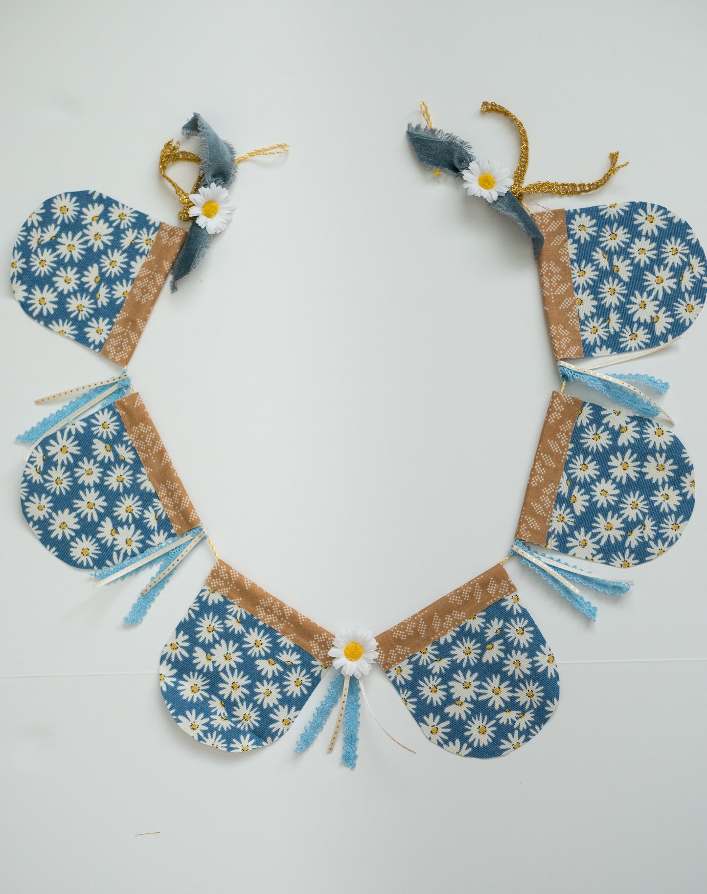 Summer Daisy Scallop Garland