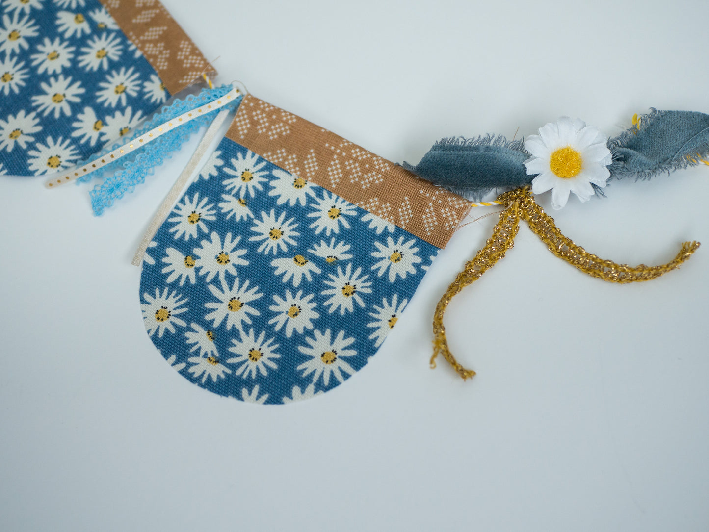 Summer Daisy Scallop Garland