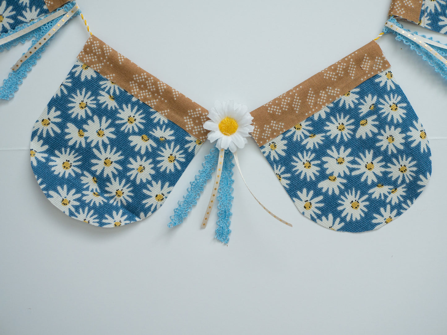 Summer Daisy Scallop Garland